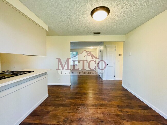 Foto del edificio - Charming 3-Bedroom Home on a Spacious .30-Acre Lot