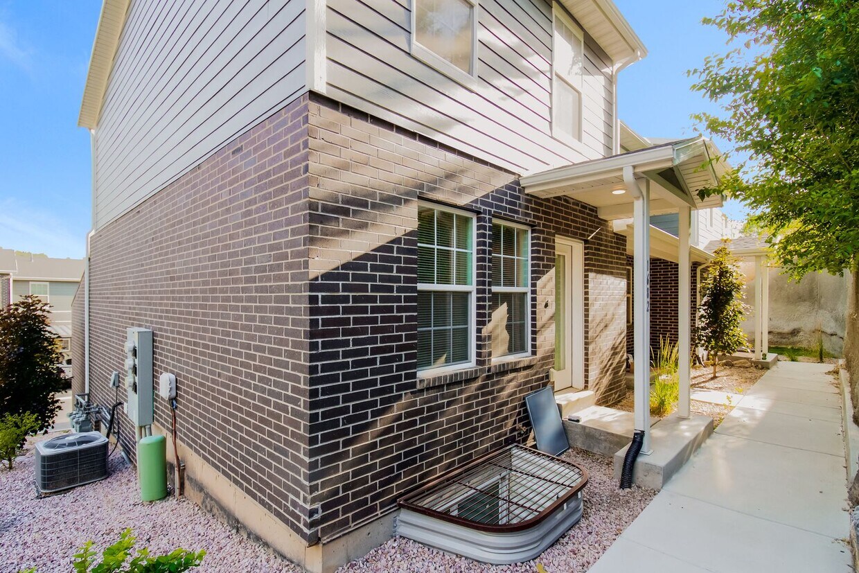 Primary Photo - Spacious 3 Bed, 2.5 Bath Pet-Friendly Home...