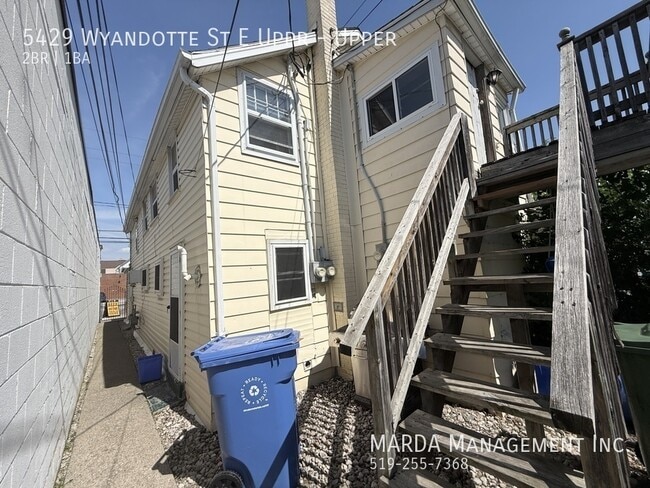 Building Photo - CHARMING 2 BED/1BATH UPPER UNIT + HYDRO & GAS