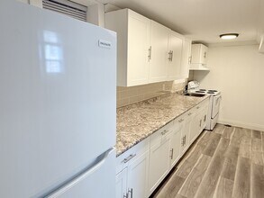 Building Photo - 1518 University Ave W