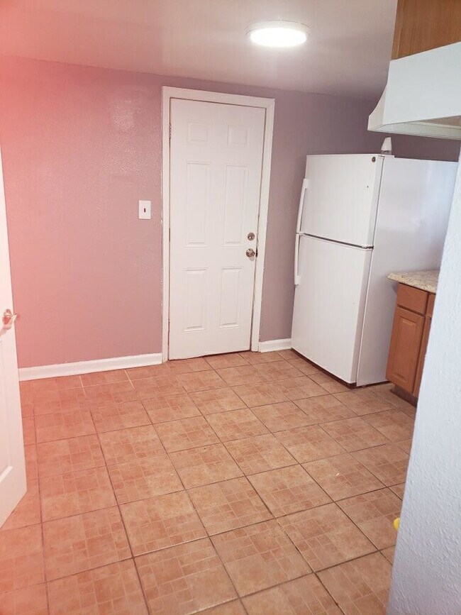 Building Photo - 2/3 bedroom apartment