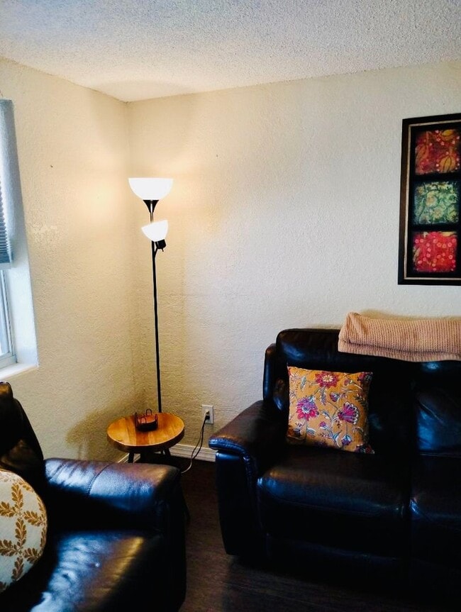 Foto del edificio - 3 Bed / 1 Bath House with Fenced Yard