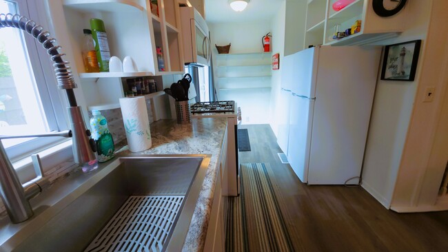 Kitchen with two refrigerators/freezers - 556 Lagrange St