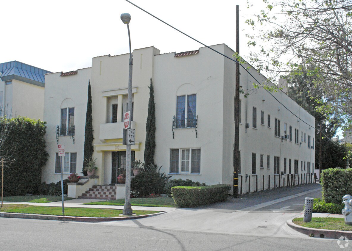 Primary Photo - 121 S Elm Dr