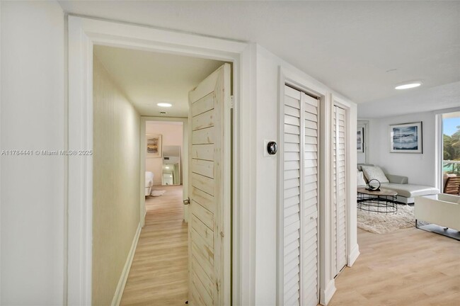 Foto del edificio - 2401 Collins Ave