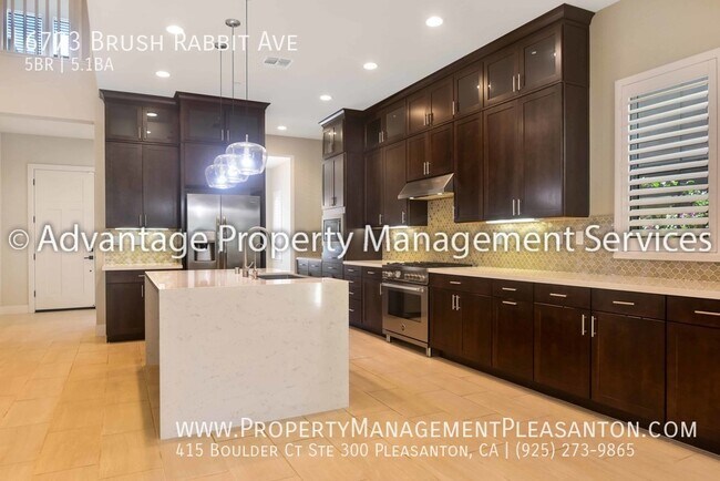 Building Photo - 5 bed/5.5 bath 3,535 sq ft Home in Desirab...