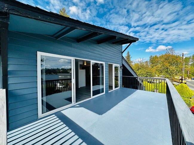 Foto del edificio - Newly Remodeled Top-Floor Duplex w/ Lake a...