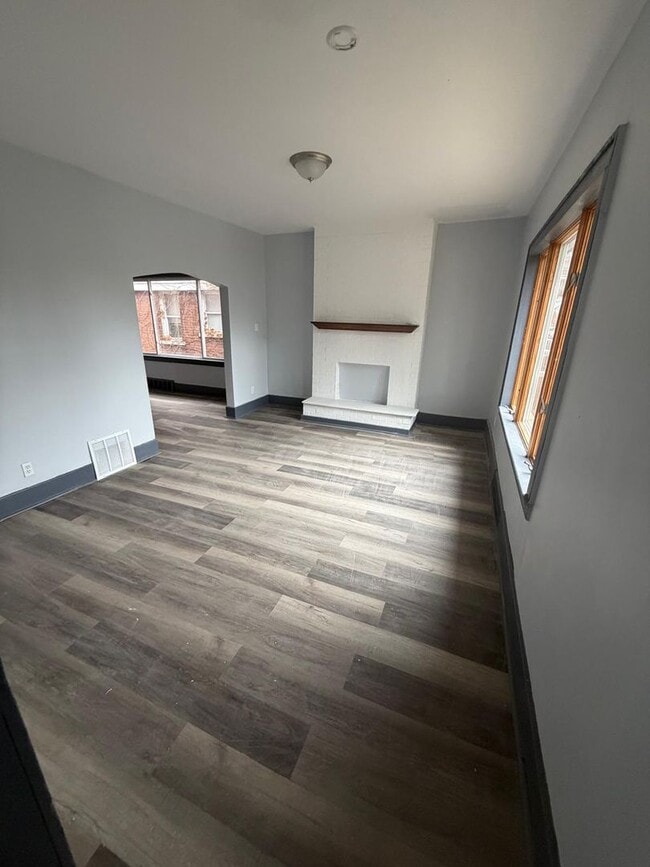 Foto del edificio - 4 bedroom 2 full bathroom!