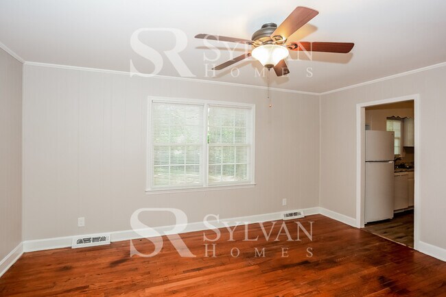 Foto del edificio - Sweet 3BR 1.5BA brick home