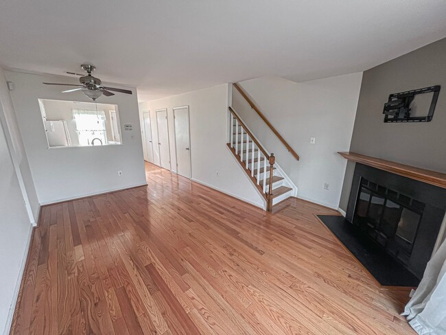 Building Photo - Updated 2 Bed 1.5 Bath Townhouse Close to ...