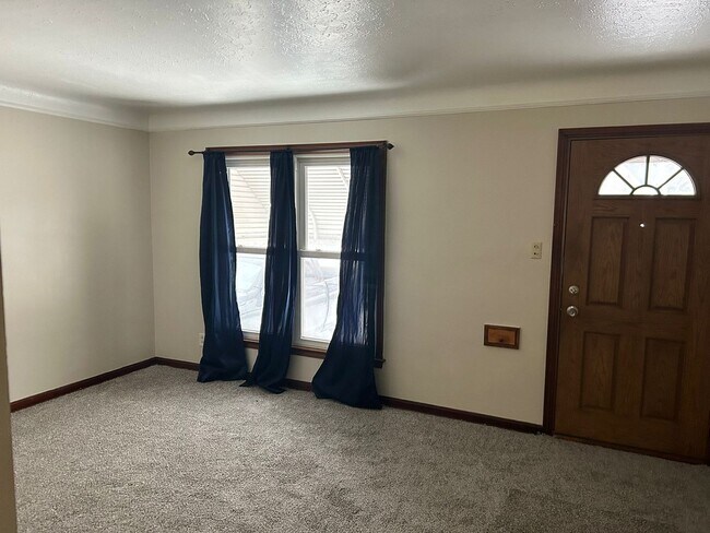 Building Photo - Rent ready!