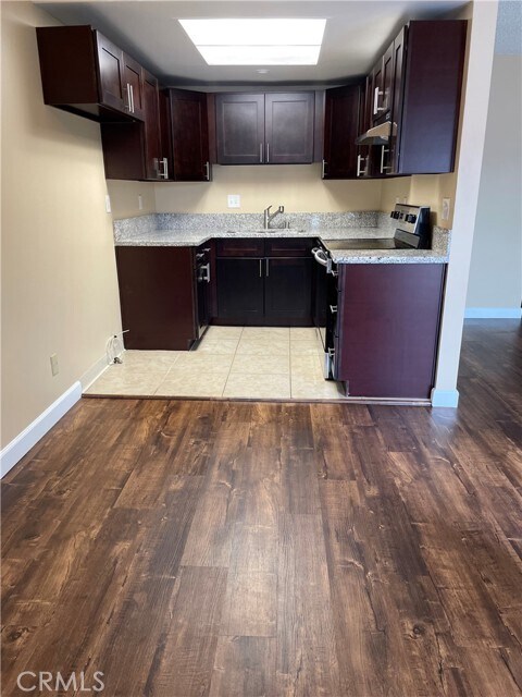 Foto del edificio - 22714 Maple Ave