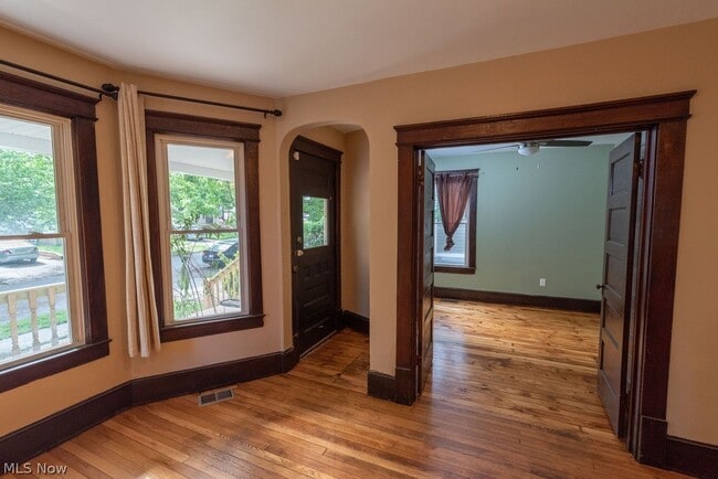 Building Photo - 1362 W 59th St