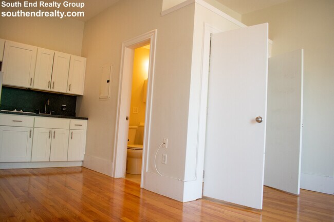 Foto del edificio - 485 E Broadway