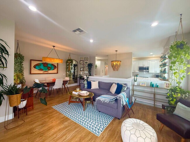 Foto del edificio - Stylish 3BR/2BA Coastal Home Just Blocks from the Beach