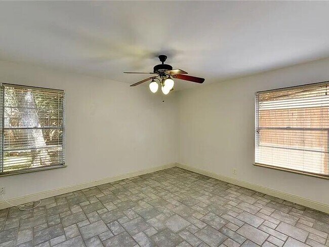 Foto del edificio - 2906 Greenlawn Pkwy