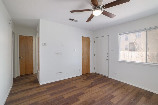 Foto del edificio - 3401 Willowrun Cove