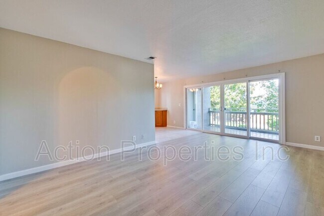 Building Photo - 2747 Mauricia Ave