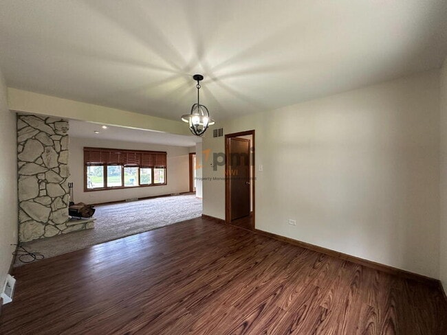 Building Photo - 334 Little John Dr