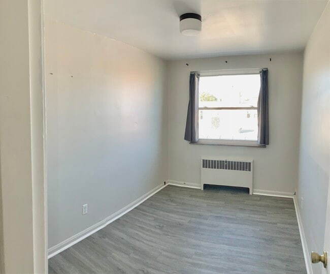 Bed room - 7609 Hamilton Ave