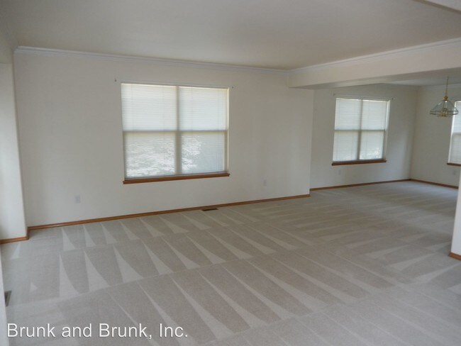 Building Photo - 4 br, 3.5 bath House - 5514 Saxon Lane