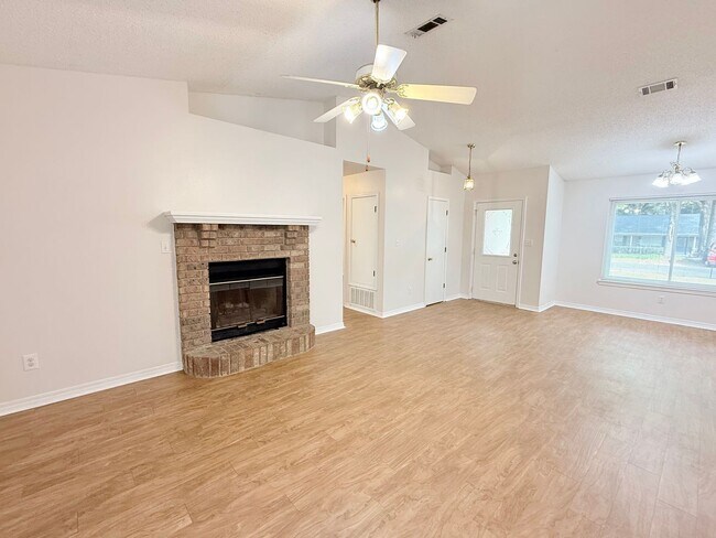 Foto del edificio - Charming 3-Bedroom Brick Home