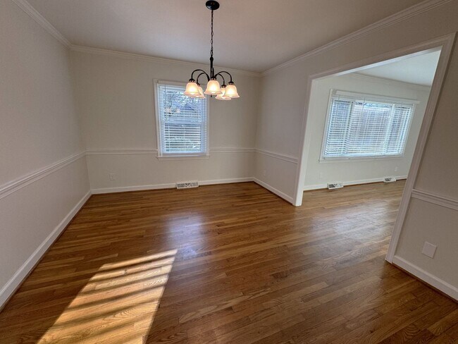 Building Photo - NW Updated Brick Ranch, LR, Den, Sunroom, ...