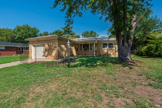 Building Photo - 1022 S Capri Ln