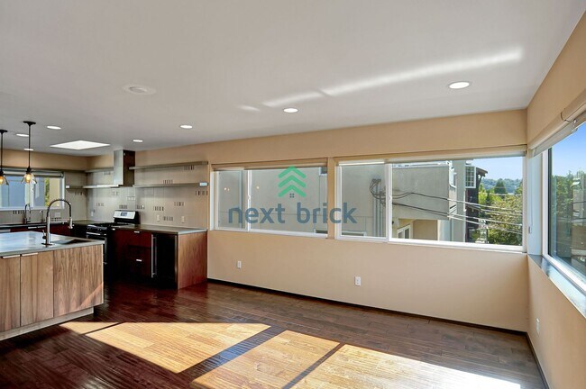 Building Photo - 2 BED & 2.5 BATH TOWNHOME FOR RENT