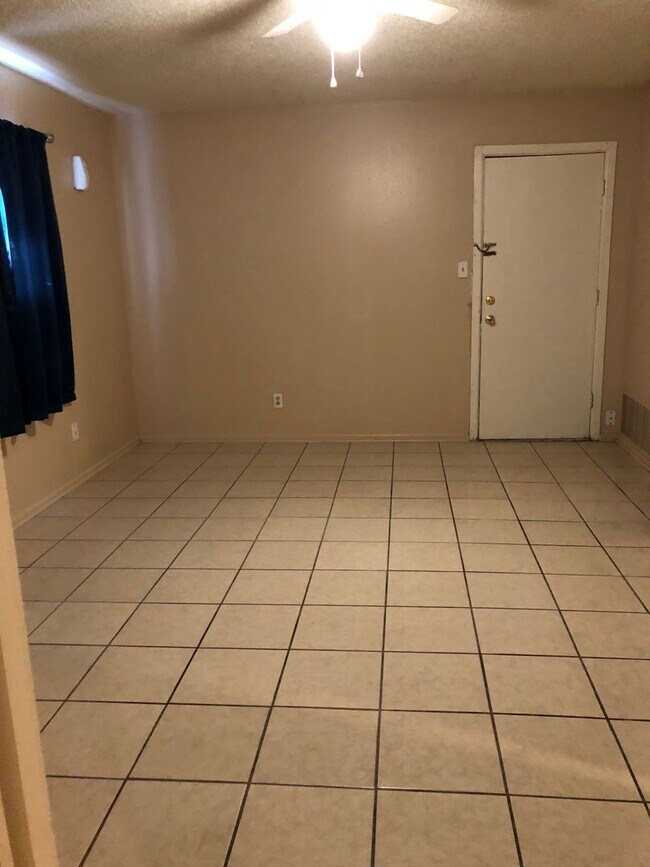 Building Photo - 1 bed 1 bath dupex