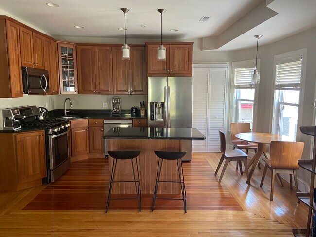 eat-in kitchen with bar - 39 Pearson Ave