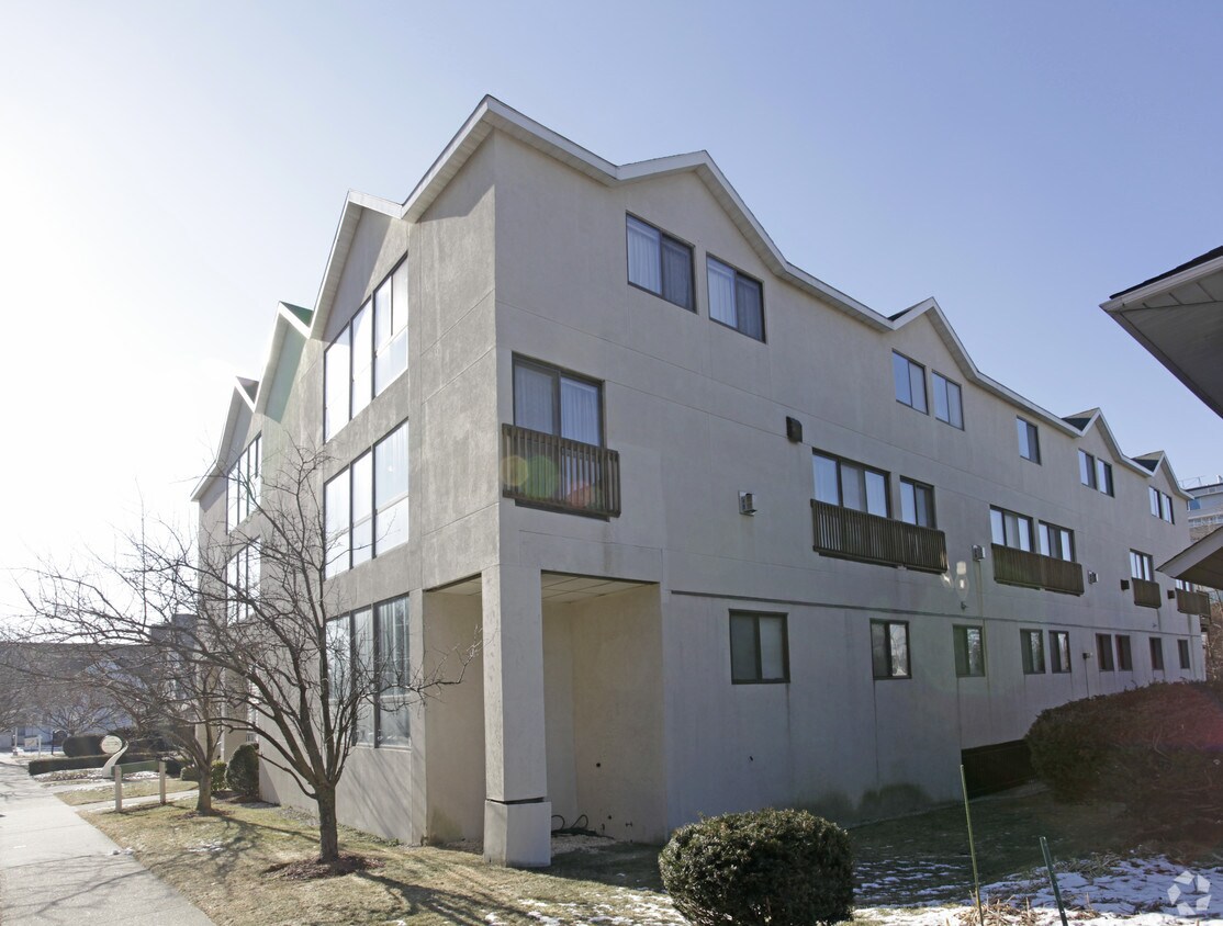 Building Photo - 1400 Bedford St