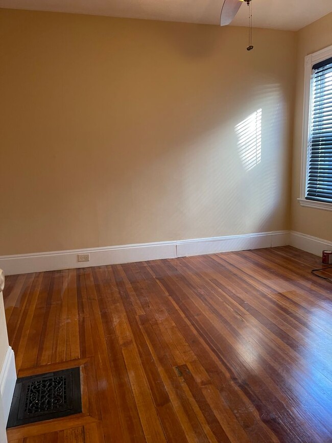 Building Photo - Huge 2000+ sf unit with In-unit laundry an...