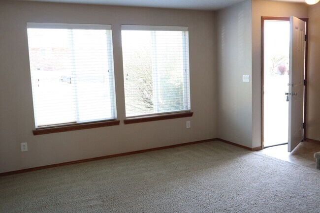 Building Photo - 610 E Elm Ave