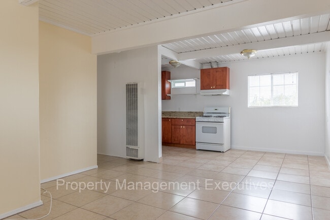 Building Photo - 3 Bedroom, 1 Bath Apartment close to every...