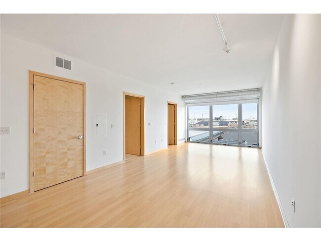 Building Photo - 3021 Holmes Ave