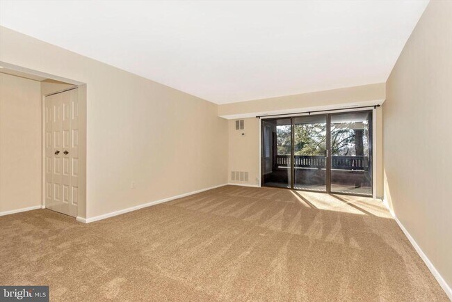 Foto del edificio - 5232 W Running Brook Rd