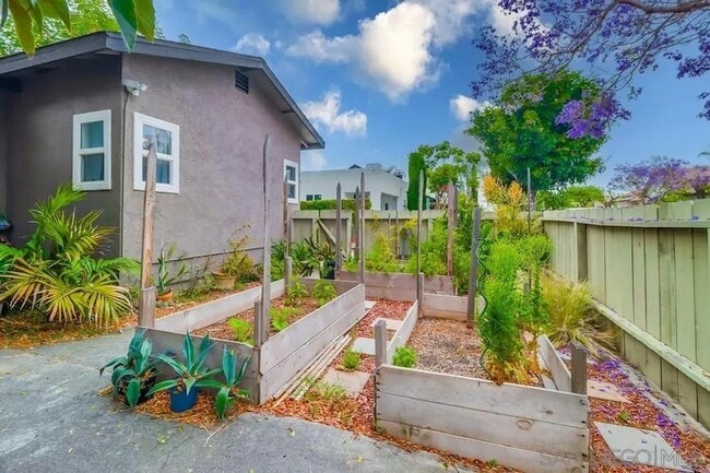 Building Photo - 3891 Superba St