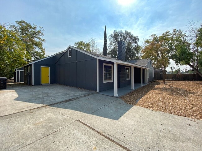 Beauitfully upgrade 3 Bedroom on large lot! - Beauitfully upgrade 3 Bedroom on large lot! House
