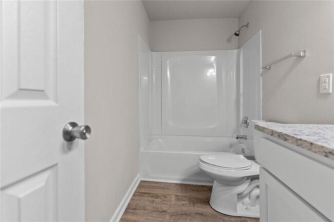 Shared bathroom - 403 S Laburnum Ave