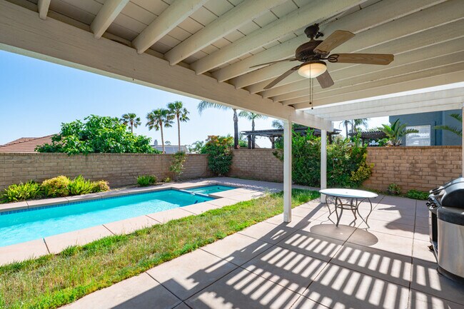 Building Photo - 10919 Mirador Dr