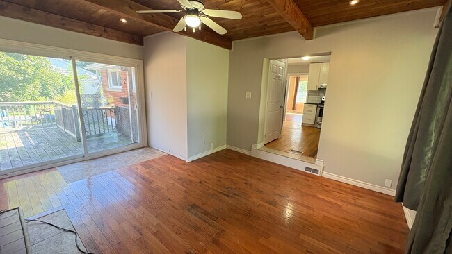 Photo du bâtiment - Spacious Main Floor 3 bedroom Steps From Mountain Brow