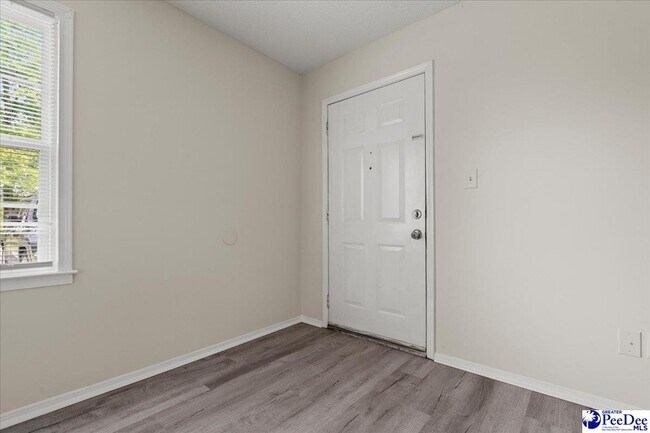 Foto del edificio - 319 Revell Dr