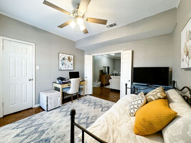 Building Photo - 4415 Bellaire Dr S