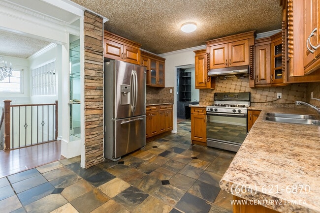 Building Photo - 2088 Majestic Crescent