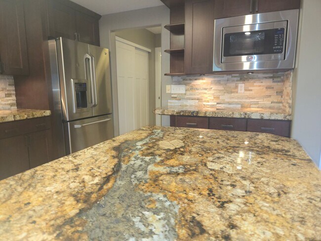 Foto del edificio - Beautiful Boulder Pointe Home! 3bd / 2ba + Office - No Students! - Small Pets Considered!! Avail....