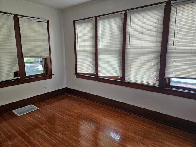 Bonus porch - no exterior exit - 182 Elmtree Rd