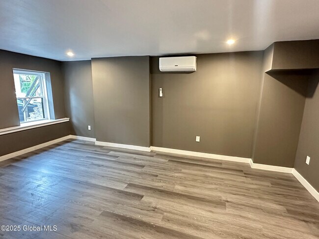 Building Photo - 154 Lark St
