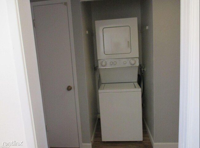 Foto del edificio - 2 br, 1 bath Townhome - 10365 Mary Avenue