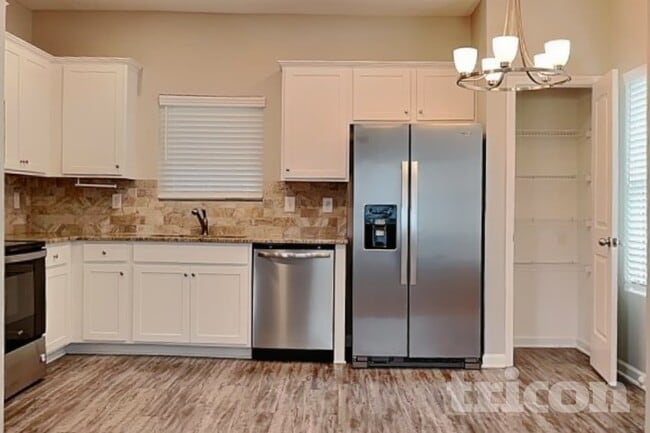 Building Photo - 456 Clematis Court